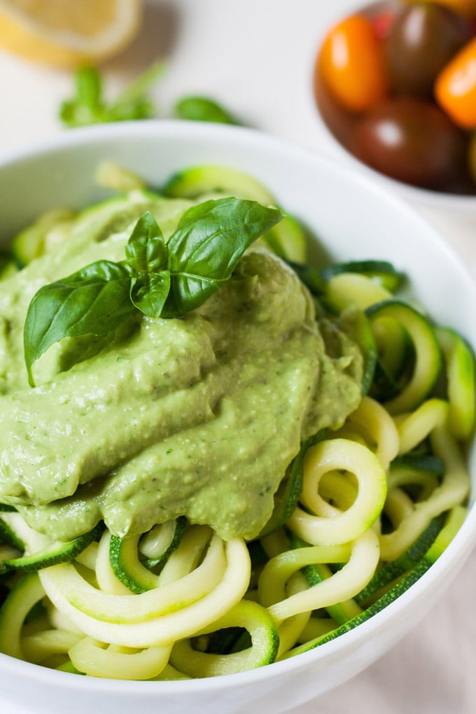 Zucchini-Spaghetti mit cremigem Avocadopesto zum Frühlings Blog Hop *Sponsored Event* Giveaway