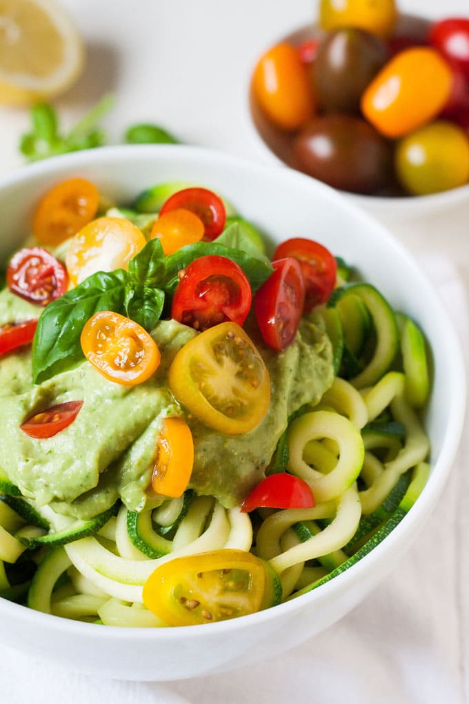 Zucchini-Spaghetti mit cremigem Avocadopesto. Schnell und super lecker - Kochkarussell.com