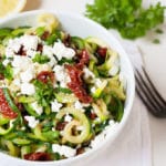 Zucchini-Spaghetti mit getrockneten Tomaten und Feta