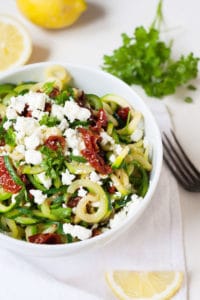 Low Carb Zucchini-Spaghetti mit getrockneten Tomaten und Feta