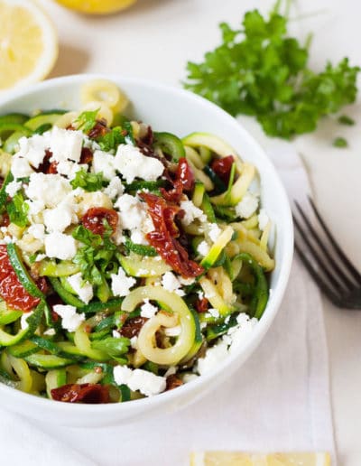 Low Carb Zucchini-Spaghetti mit getrockneten Tomaten und Feta