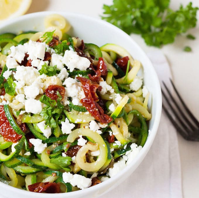 Low Carb Zucchini-Spaghetti mit getrockneten Tomaten und Feta