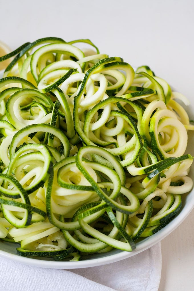 Low Carb Zucchini Spaghetti mit getrockneten Tomaten und Feta