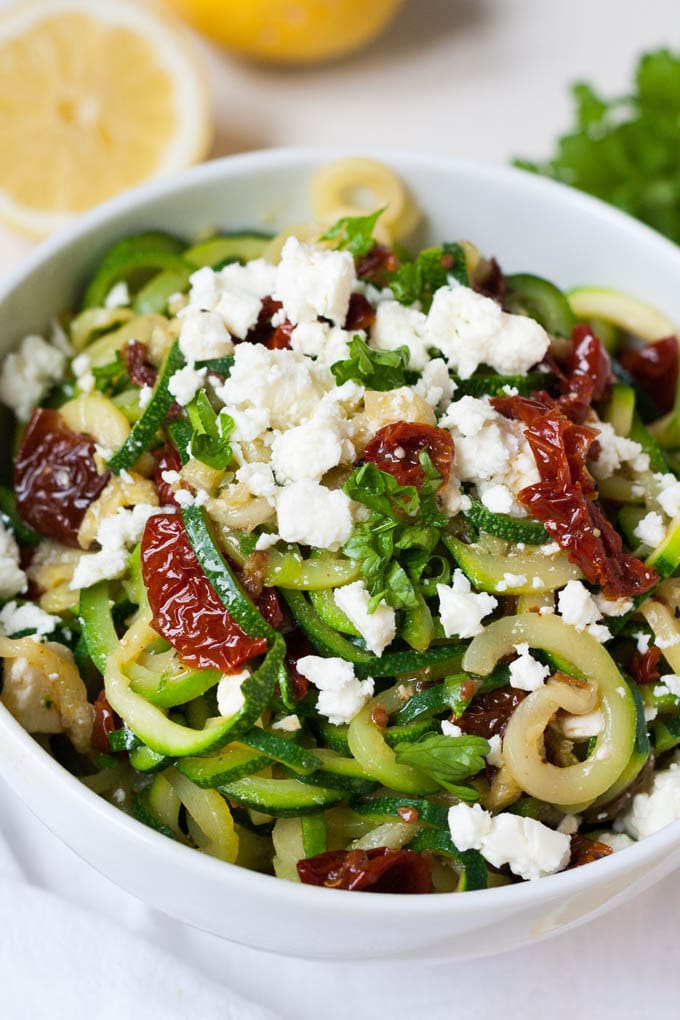 Zucchini-Spaghetti mit getrockneten Tomaten und Feta - Kochkarussell.com