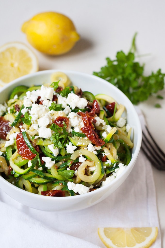 Low Carb Zucchini Spaghetti Mit Getrockneten Tomaten Und Feta