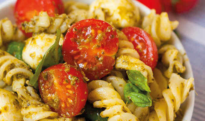20 Minuten Nudelsalat-mit Pesto Tomaten und Mozarella - Kochkarussell.com