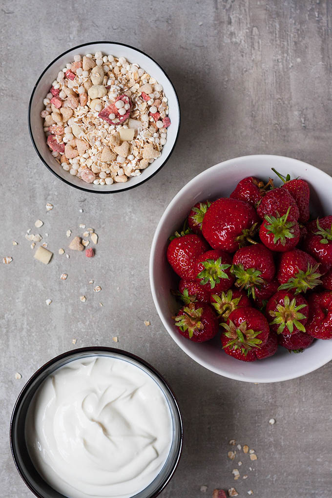 Erdbeer-Knuspermüsli Frozen Yogurt Bark. Dieses 4-Zutaten Rezept ist die perfekte Erfrischung an heißen Tagen. Schnell, cremig und super lecker - kochkarussell.com