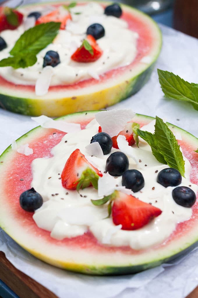 Werbung. Erfrischende Wassermelonen-Pizza ist das perfekte Sommer-Dessert. Eine Handvoll Zutaten, in 10 Minuten fertig und sooo lecker - kochkarussell.com