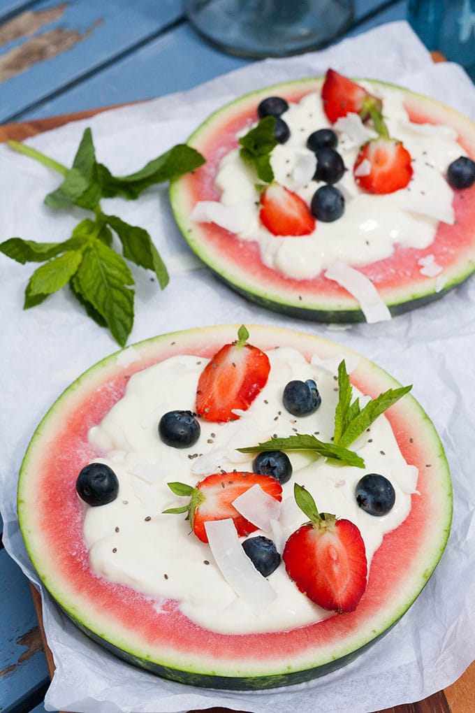 Werbung. Erfrischende Wassermelonen-Pizza ist das perfekte Sommer-Dessert. Eine Handvoll Zutaten, in 10 Minuten fertig und sooo lecker - kochkarussell.com