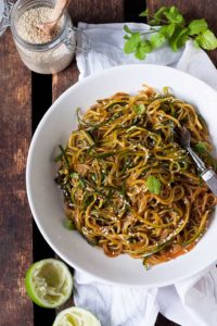 Glasnudelsalat mit Gurken-Spaghetti, Sesam und Minze