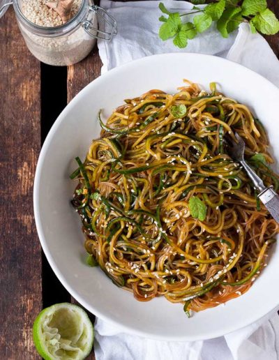 Glasnudelsalat mit Gurken-Spaghetti, Sesam und Minze