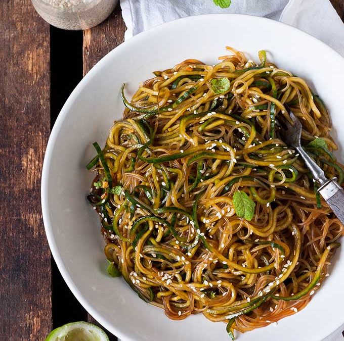 Schneller Glasnudelsalat mit Gurken-Spaghetti, Sesam und Minze