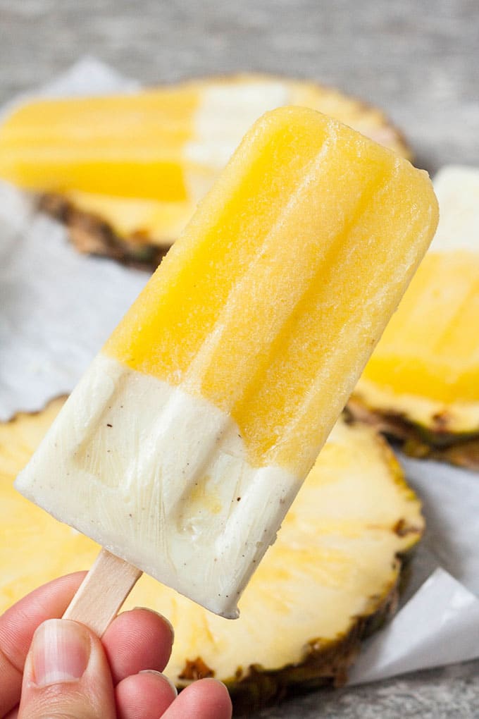 Ananas-Joghurt Popsicles aus drei Zutaten. Dieses gesunde Eis am Stiel ist im Sommer der absolute Renner. Extrafruchtig, cremig und erfrischend. Beliebt bei Groß und Klein - kochkarussell.com