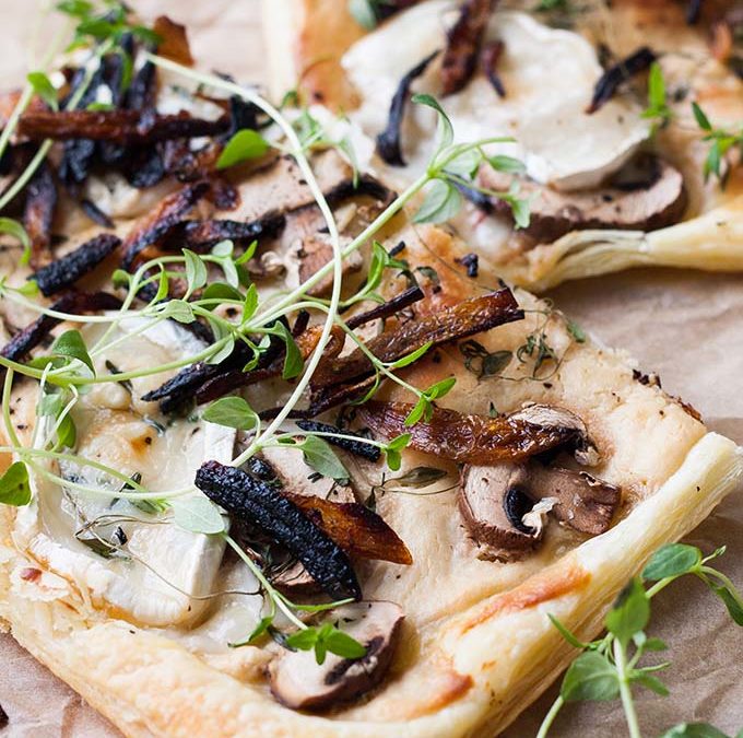 Blätterteig-Tarte mit Champignons, Ziegenkäse und karamellisierten Zwiebeln