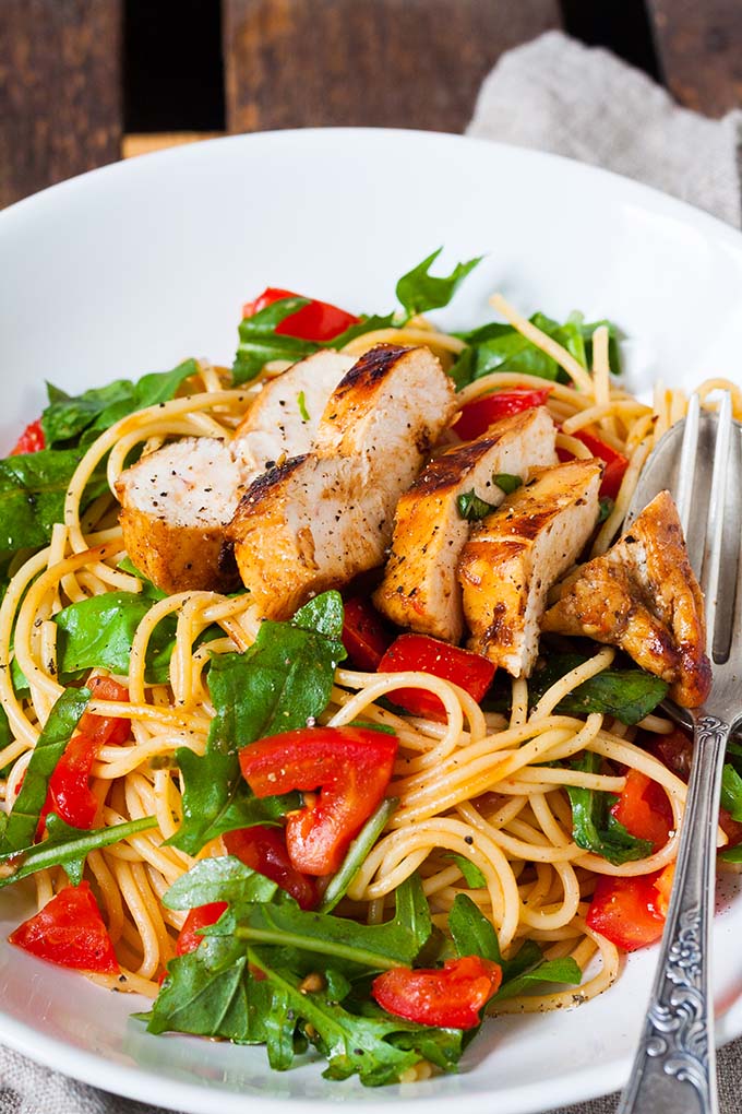 15 keine Lust zu kochen Rezepte für den Sommer. Bruschetta Chicken Pasta. Dieses Rezept ist einfach und perfekt für heiße Sommertage! - Kochkarussell.com #sommer #keinelustzukochen #rezept #kochkarussell