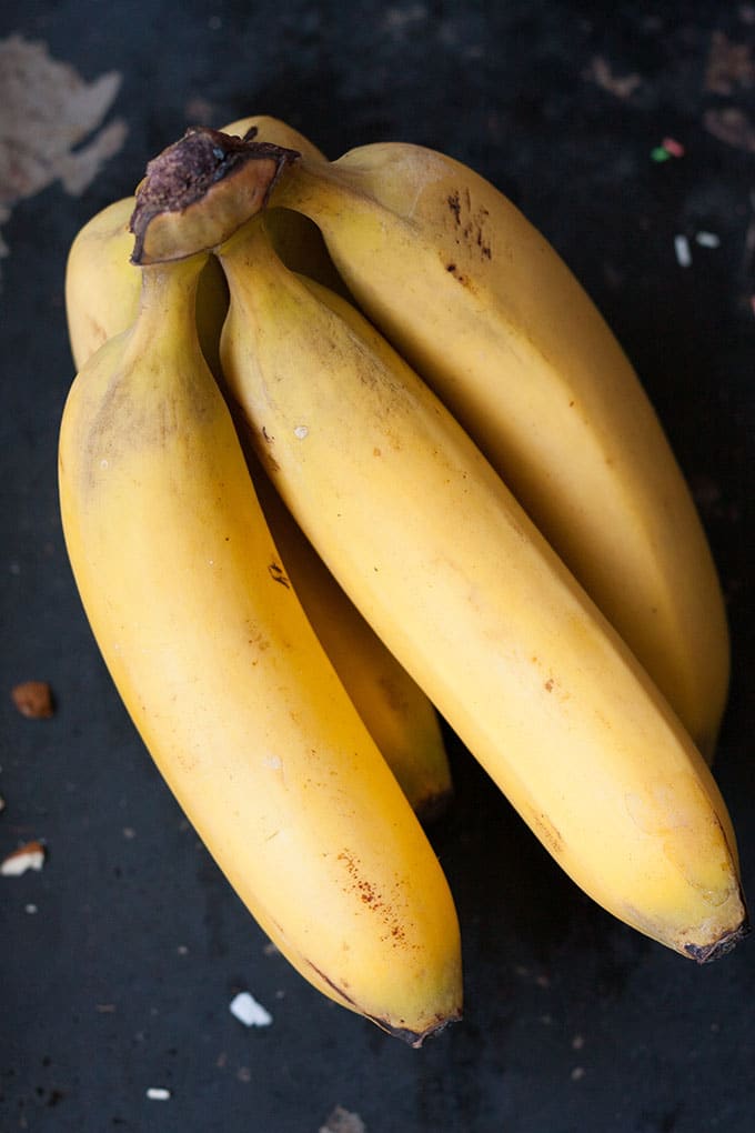 Werbung. Gefrorene Schoko-Bananen aus drei Zutaten. Cremig, schokoladig und richtig lecker - dieses 3-Zutaten Rezept müsst ihr probieren - kochkarussell.com