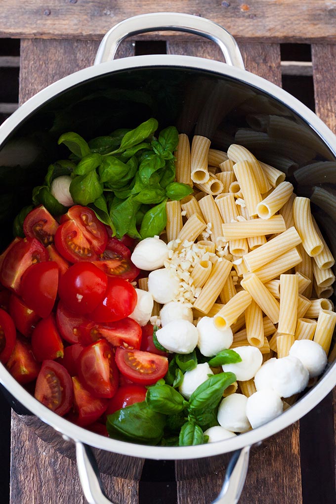 One Pot Pasta mit Tomaten und Mozzarella. Dieses 15-Minuten Rezept erfordert nur einen Topf und eine Handvoll frische Zutaten. Unbedingt probieren - kochkarussell.com