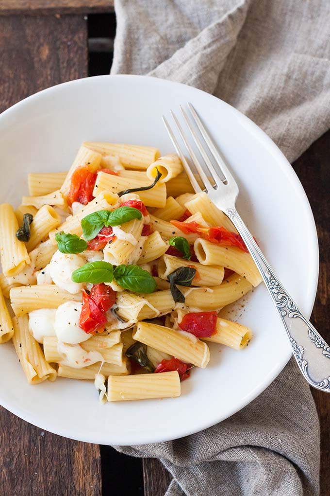 One Pot Pasta mit Tomaten und Mozzarella - Kochkarussell