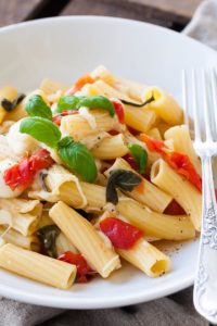 One Pot Pasta mit Tomaten und Mozzarella