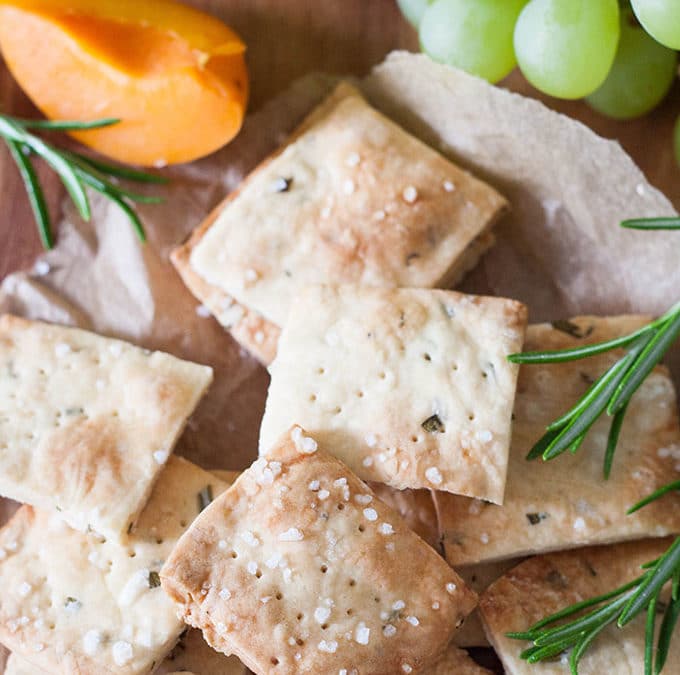 Rosemary Sea Salt Cracker – schnell, einfach und perfekt für euren nächsten Strandtag