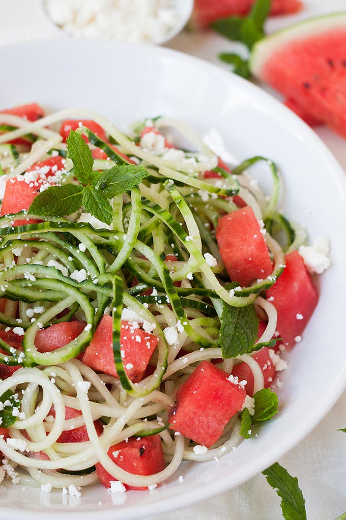 15 keine Lust zu kochen Rezepte für den Sommer. Wassermelonen-Feta-Salat mit Gurken-Spaghetti - Kochkarussell.com