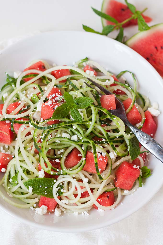 Wassermelonen-Feta-Salat mit Gurken-Spaghetti. Schnell, einfach und herrlich erfrischend - Kochkarussell.com