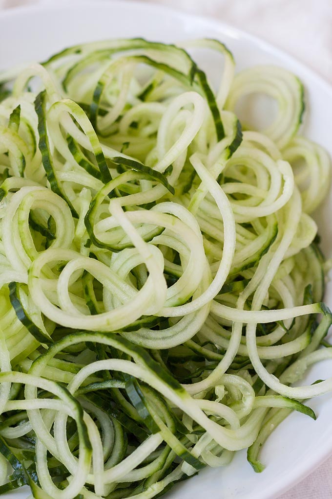 Gurken-Spaghetti für den Wassermelonen-Feta-Salat mit Gurken-Spaghetti - Kochkarussell.com