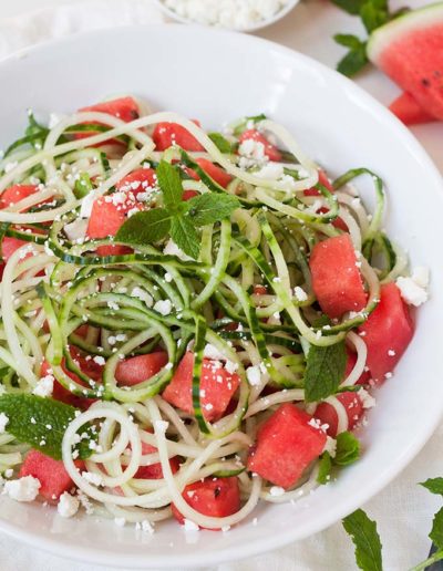 Schneller Wassermelonen-Feta-Salat mit Gurken-Spaghetti