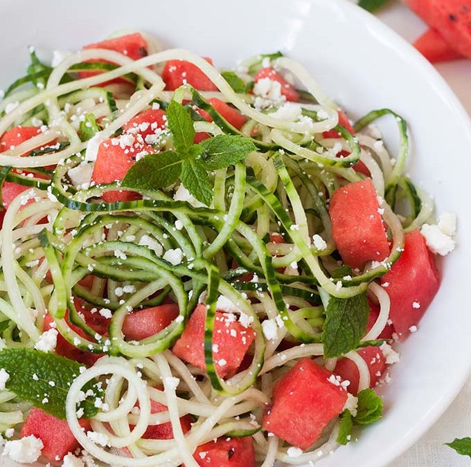 Schneller Wassermelonen-Feta-Salat mit Gurken-Spaghetti