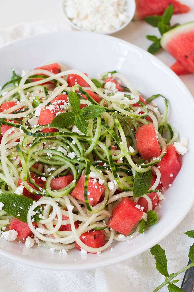 Schneller Wassermelonen-Feta-Salat mit Gurken-Spaghetti