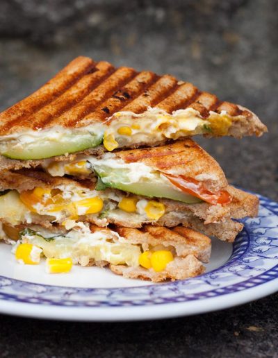 Sommerliches Gemüse-Sandwich mit gegrillten Zucchini und Feta