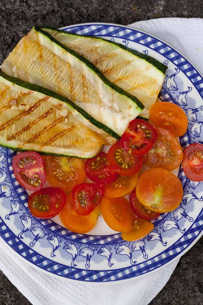 Sommerliches Gemüse-Sandwich mit gegrillter Zucchini und Feta. Dieses 6-Zutaten Rezept ist schnell, einfach und verdammt lecker. Unbedingt probieren - kochkarussell.com