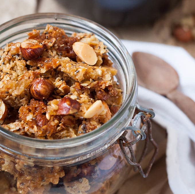 Ahornsirup-Knuspermüsli mit Nüssen und Meersalz – schnell, einfach und verdammt gut