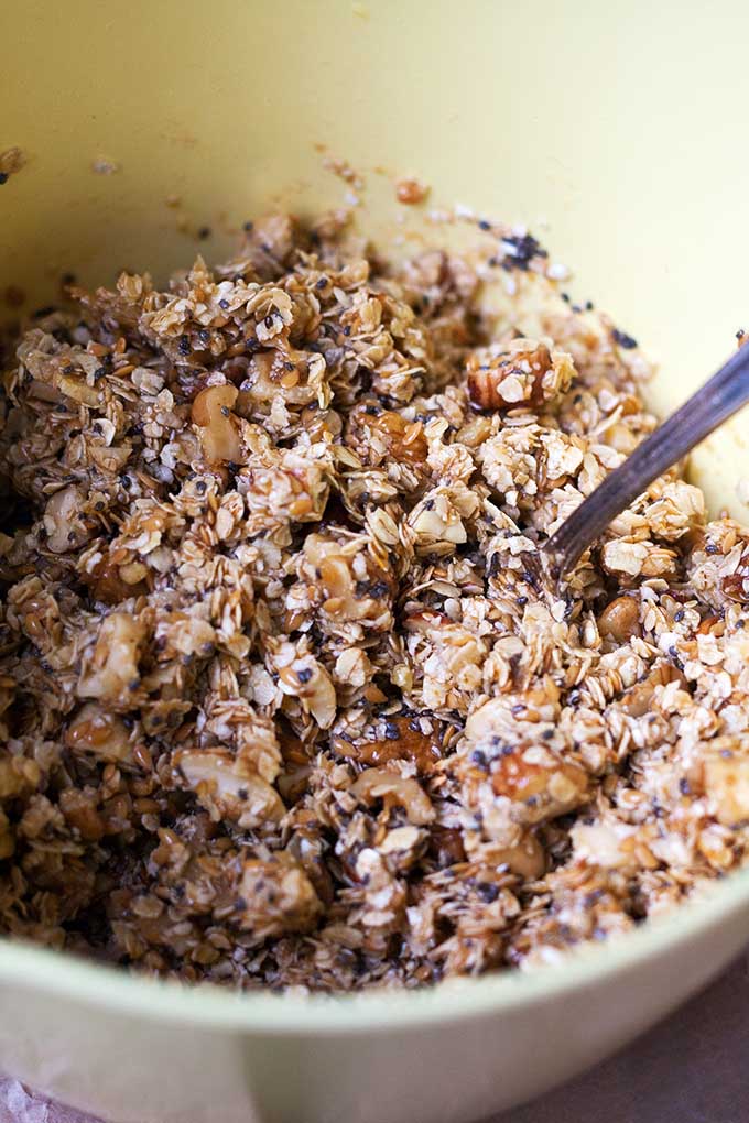 Dieses Ahornsirup-Knuspermüsli mit Nüssen und Meersalz ist in fünf Minuten vorbereitet und unwiderstehlich gut - kochkarussell.com