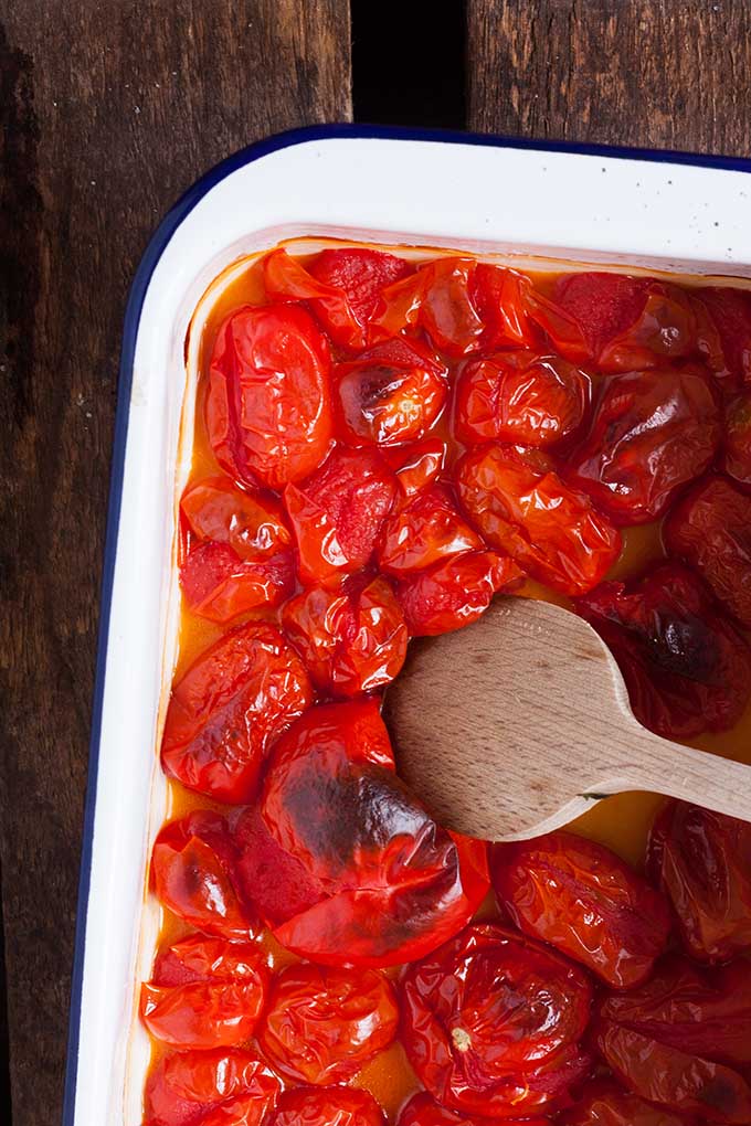 Der sommerliche Brotsalat mit gerösteten Tomaten und Mozzarella ist die perfekte Mischung aus knusprig, würzig und cremig. Schnell, einfach und unglaublich gut - kochkarussell.com