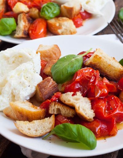 Einfacher Brotsalat mit ofengerösteten Tomaten und Mozzarella