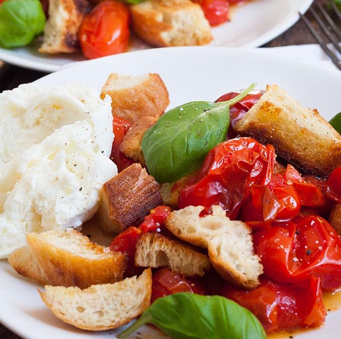 Einfacher Brotsalat mit ofengerösteten Tomaten und Mozzarella