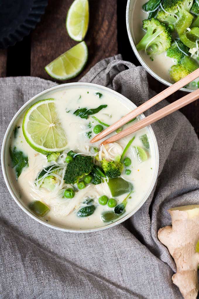 20-Minuten Thai Green Curry Soup. Dieses 10-Zutaten Rezept ist herzhaft, würzig und schnell gemacht. Das perfekte, dampfende Soulfood nach einem langen Tag - kochkarussell.com