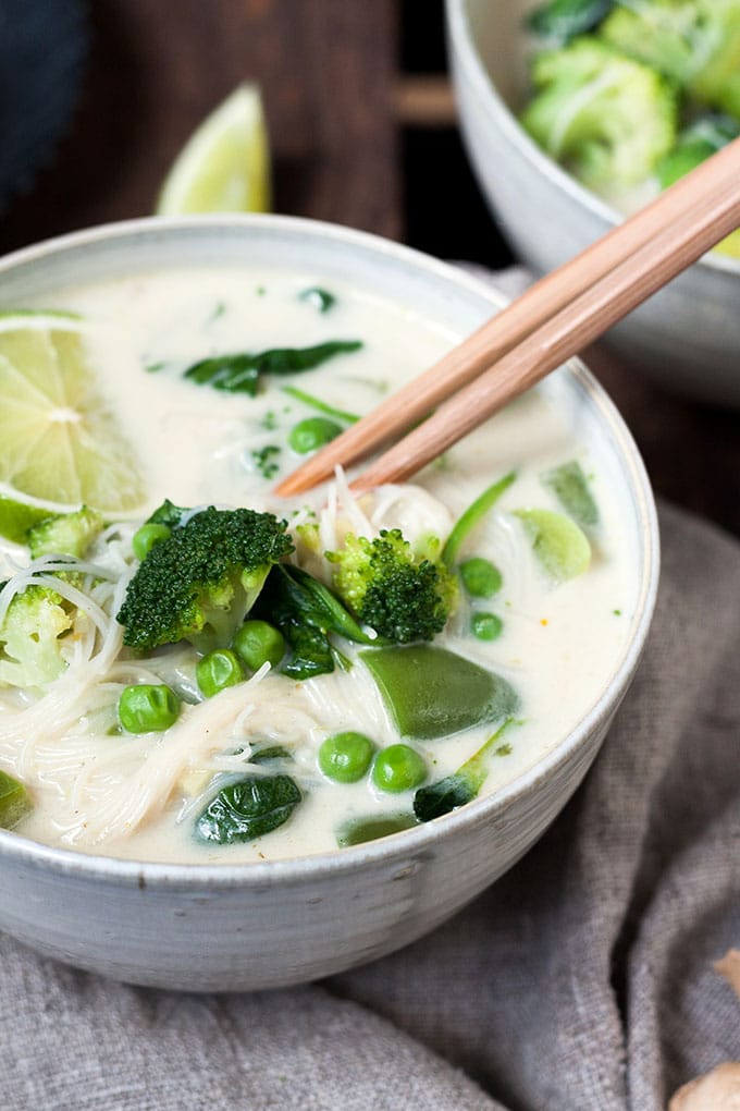 20-Minuten Thai Green Curry Soup. Dieses 10-Zutaten Rezept ist herzhaft, würzig und schnell gemacht. Das perfekte, dampfende Soulfood nach einem langen Tag - kochkarussell.com