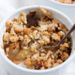 Einfacher Apple Crumble. 7 Zutaten, dicke Apfelstücken, Knusperstreusel und nur 10 Minuten Vorbereitungszeit. - Kochkarussell.com