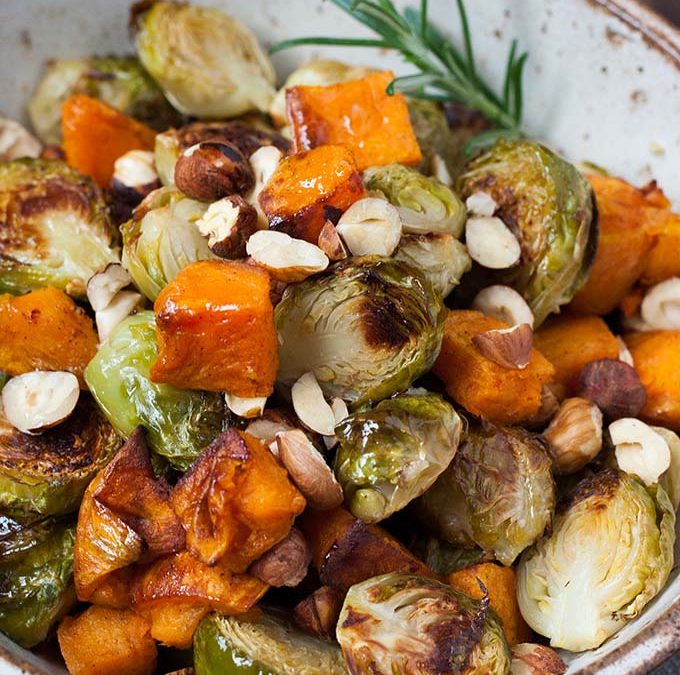 Knusprig gerösteter Rosenkohl und Süßkartoffel aus dem Ofen