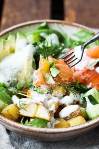 Kartoffel Lachs Power Bowl mit Avocado