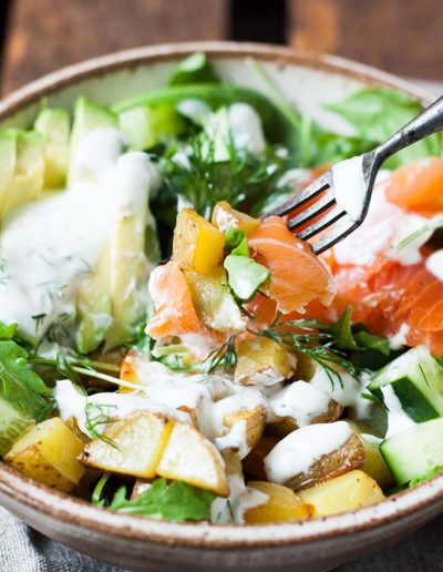 Kartoffel Lachs Power Bowl mit Avocado