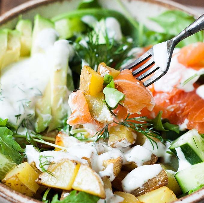 Kartoffel Lachs Power Bowl mit Avocado