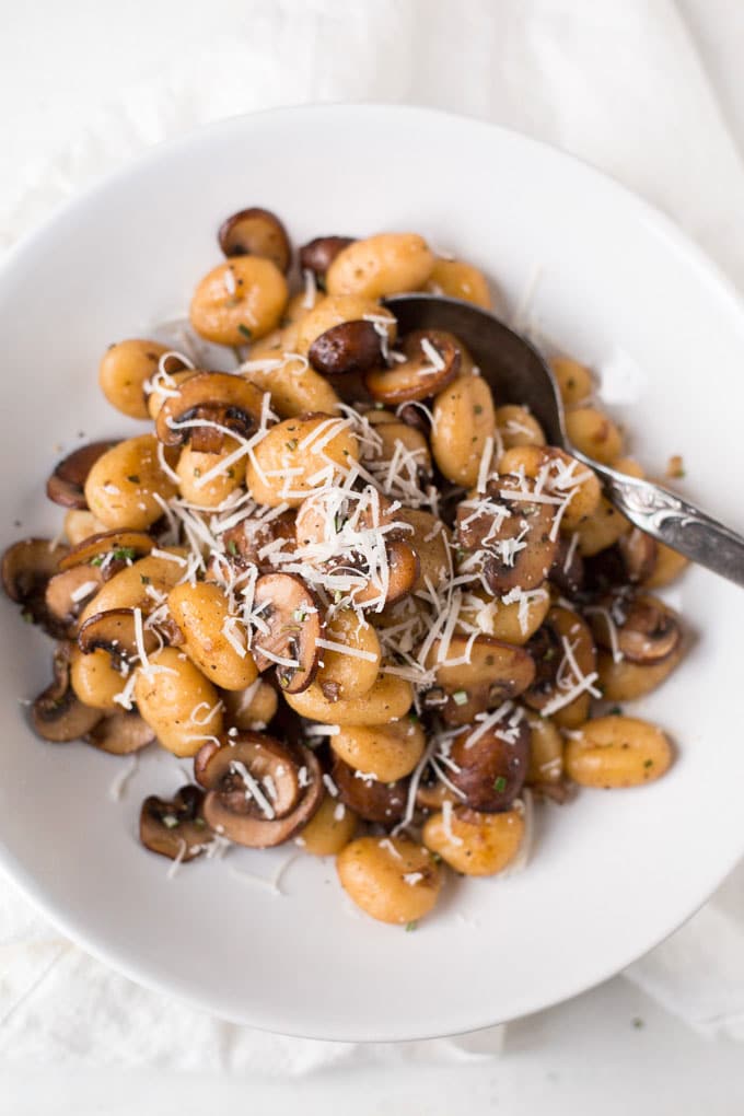 Werbung. Für die Gnocchi mit Champignons und Parmesan braucht ihr nur sechs Zutaten. 20 Minuten und SO lecker - kochkarussell.com