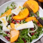 Wintersalat mit Persimon, Granatapfel und Camembert