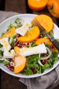 Wintersalat mit Persimon, Granatapfel und Orangen-Dressing