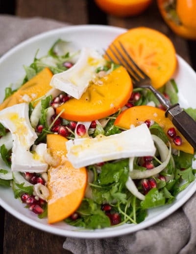 Wintersalat mit Persimon, Granatapfel und Orangen-Dressing
