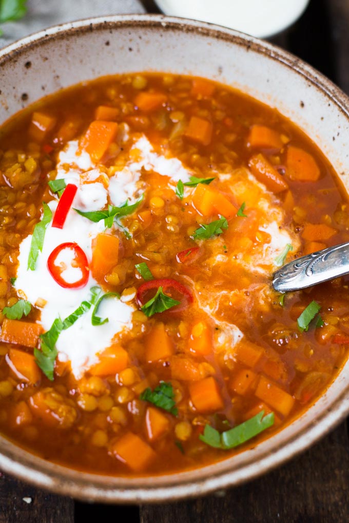 Linsensuppe mit Ingwer und Chili - super schnell und einfach! Dieses vegane Rezept ist der Hit - Kochkarussell.com