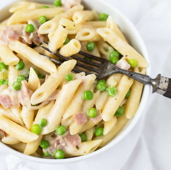 One Pot Pasta mit Schinken-Sahne-Sauce